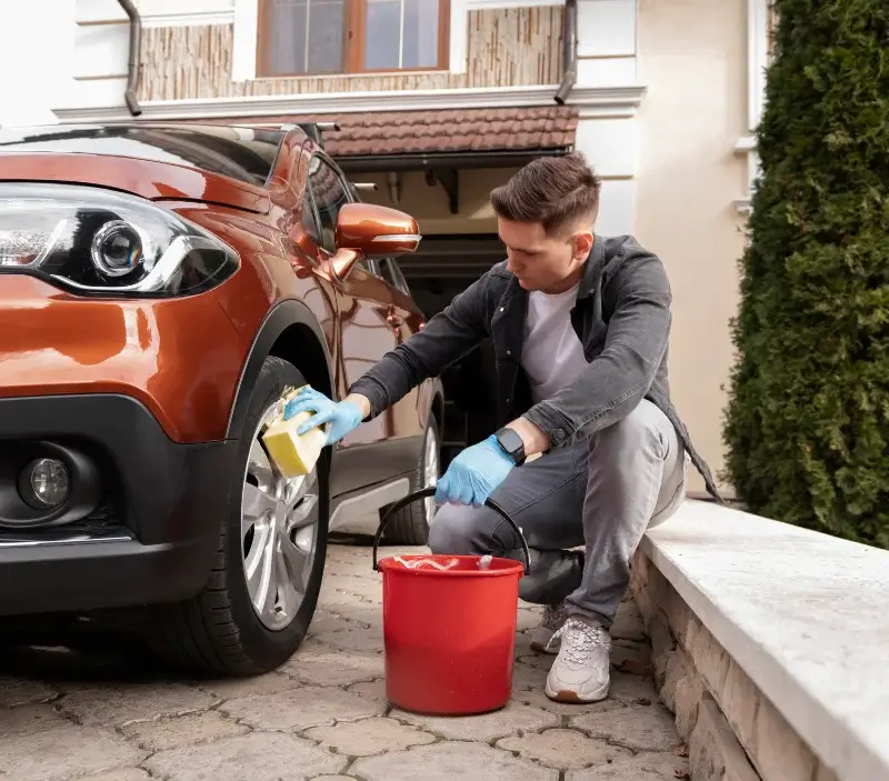 Lavage auto à domicile Hautefage-la-Tour : professionnel intervenant sur un véhicule